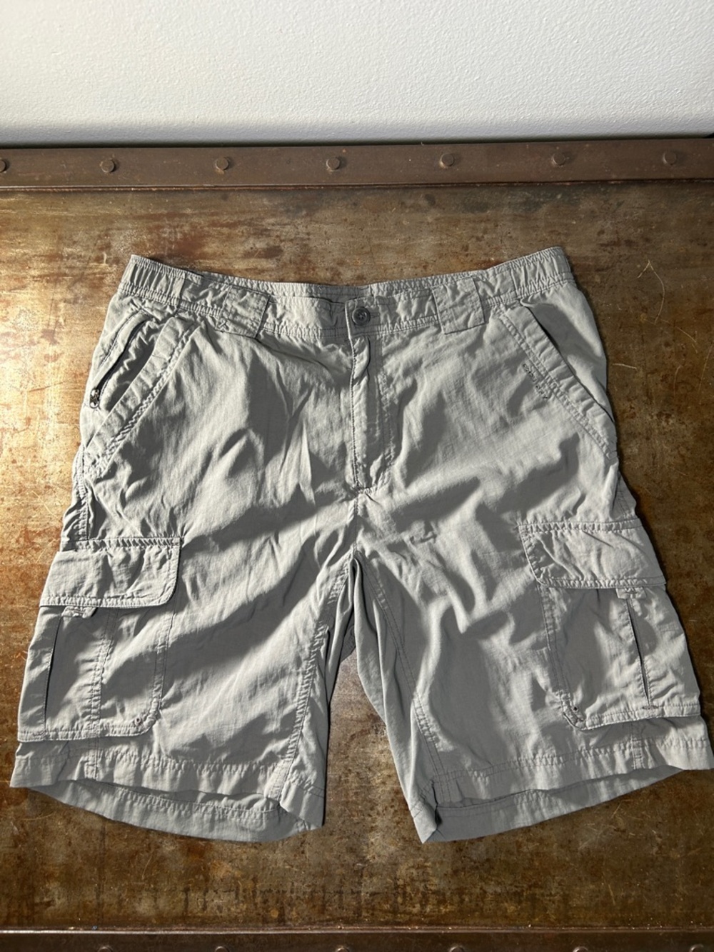 Columbia Titanium Cargo Omni Dry Shorts in Gray Men’s Medium